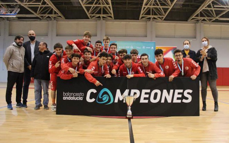 El CB Andújar se lleva el trofeo de campeón provincial de baloncesto junior masculino