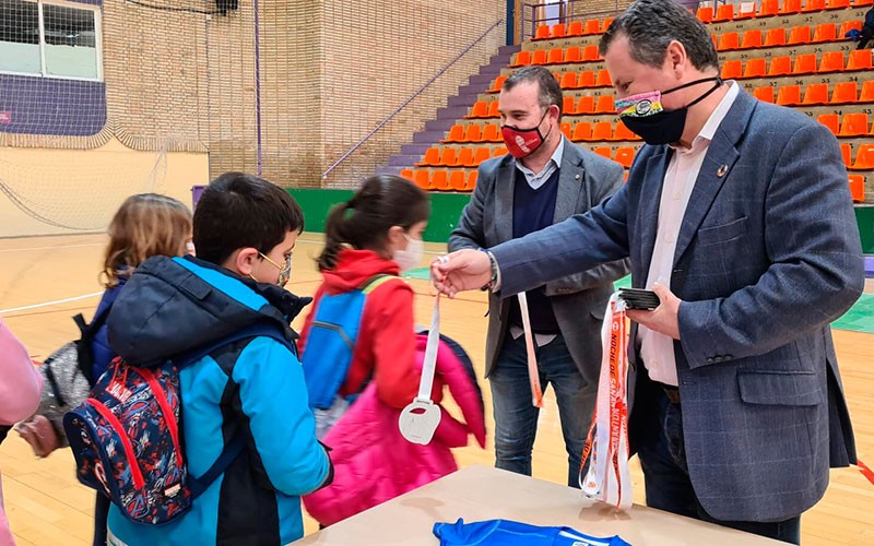 Más de 400 menores reciben sus medallas por participar en la San Antón Escolar 2022