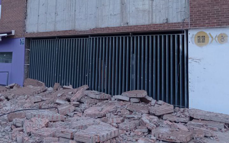 Cae parte de un muro en los accesos al Estadio La Victoria