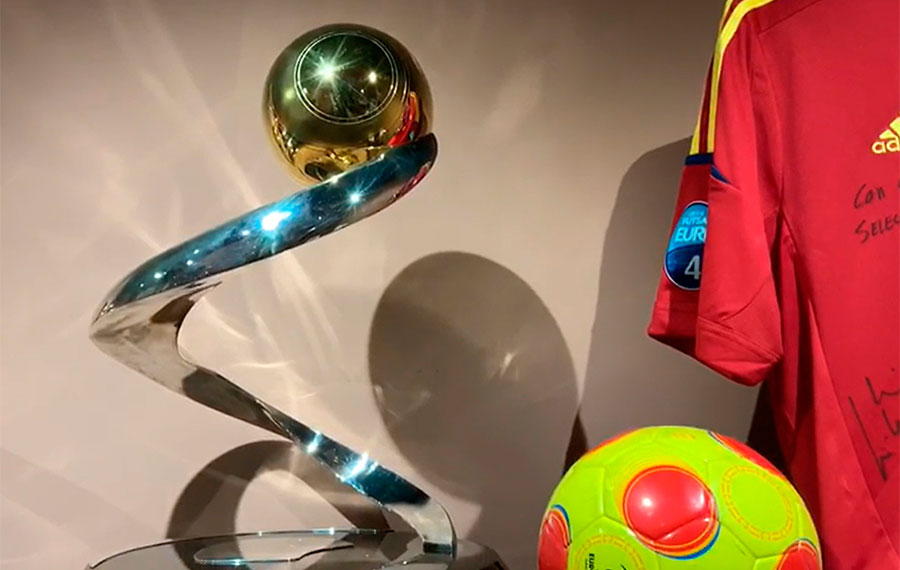 Los trofeos de la selección española de fútbol sala, en la Fan Zone del Olivo Arena