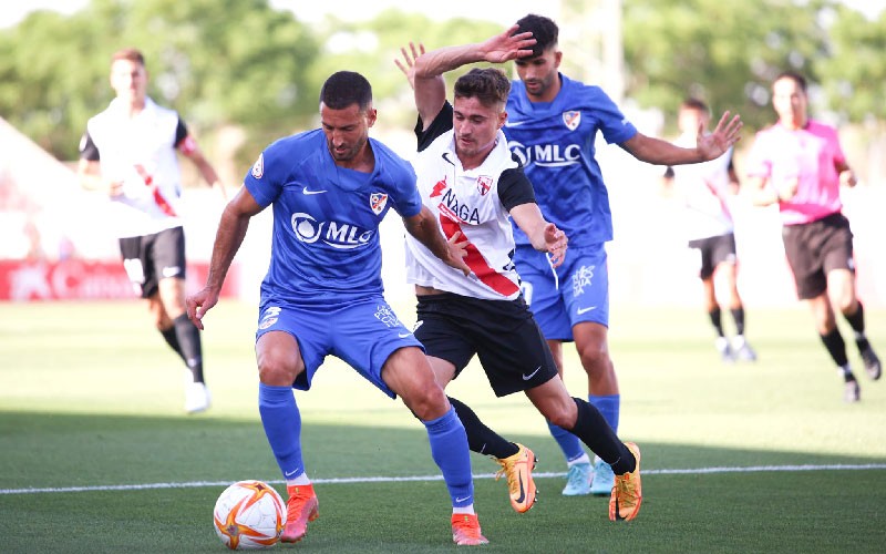 El Linares Deportivo golea en Sevilla y se mete en el playoff de ascenso