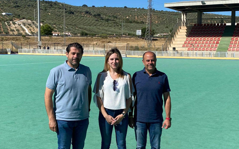 La renovación del tapiz del campo de hockey de Alcalá la Real, en marcha