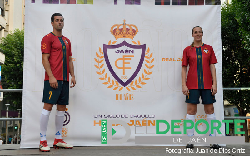 El Real Jaén presenta el escudo y la camiseta de su centenario