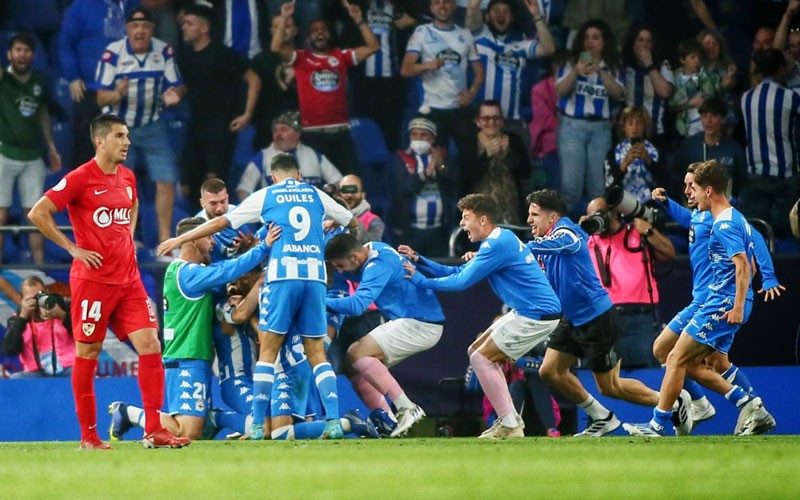 El Deportivo de la Coruña rompe el sueño del ascenso del Linares