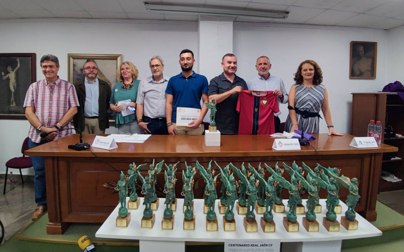 El Real Jaén presenta la escultura de la Victoria que conmemora el centenario blanco