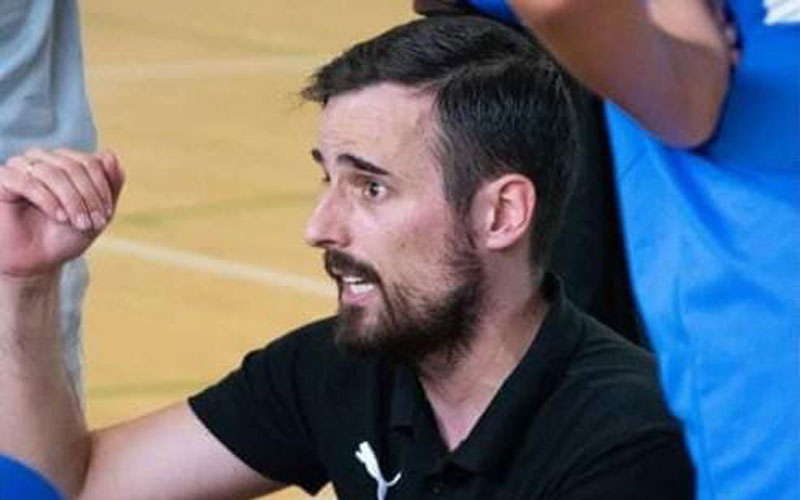 javier grande entrenador baloncesto estudiantes