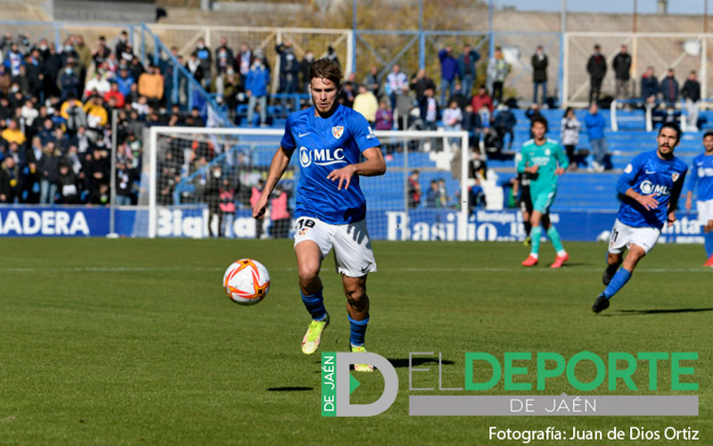 Dani Perejón seguirá vistiendo la camiseta del Linares una temporada más