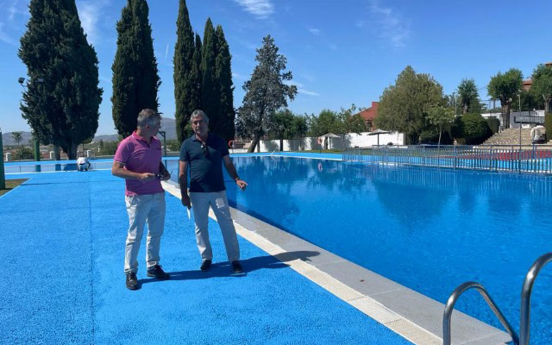 La piscina municipal de Martos inaugura temporada de verano con espacios más accesibles