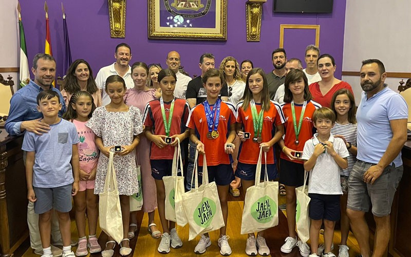 El Ayuntamiento de Jaén reconoce los éxitos de seis nadadoras jiennenses en el Nacional Alevín