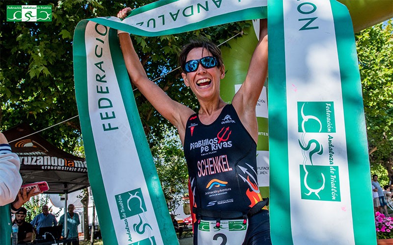 Sergio Ortiz y Sandra Schenkel se llevan el triunfo en el XII Triatlón ‘Villa del Agua’ de Marmolejo