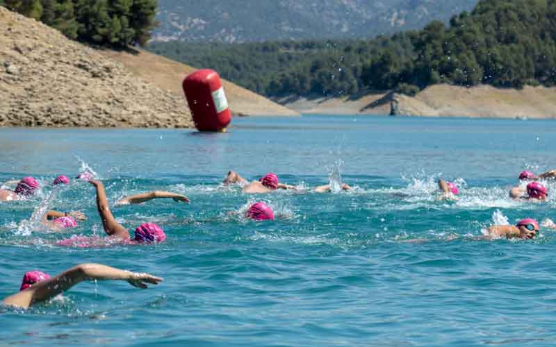 Más de 300 deportistas han participado en el V Circuito Provincial de Travesías Nado