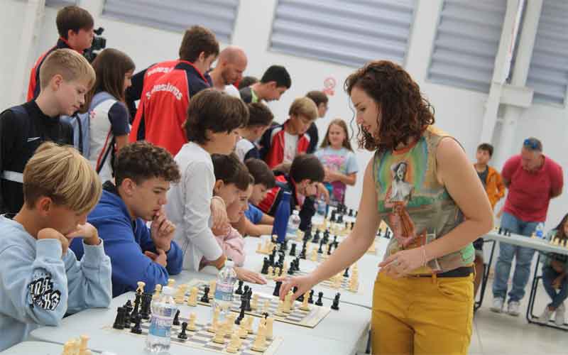 Más 120 niños participan en la exhibición de ajedrez del equipo olímpico español en Úbeda