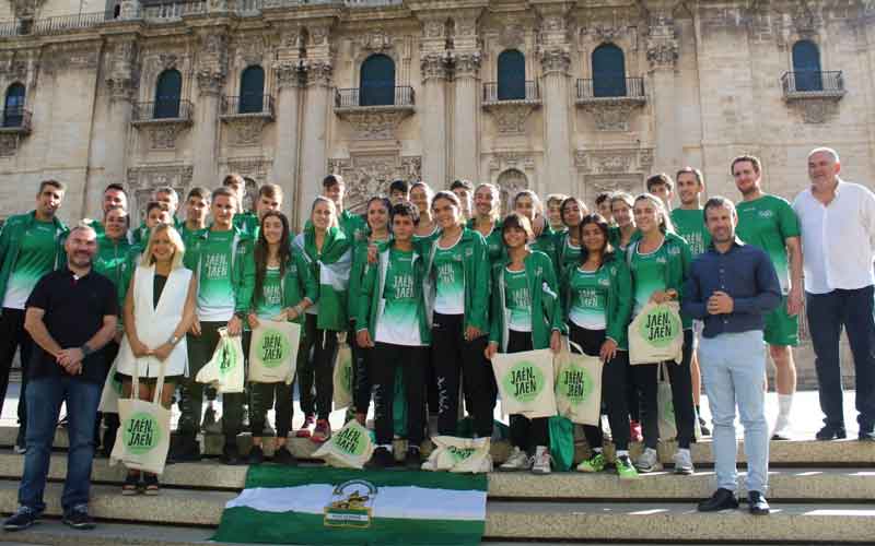 La selección andaluza de pádel de menores visita el Ayuntamiento de Jaén