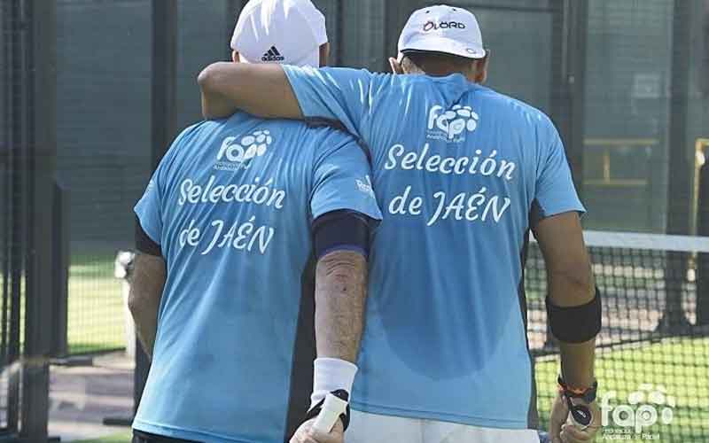 Las selecciones jiennenses de pádel buscan el ascenso en el Andaluz de Veteranos