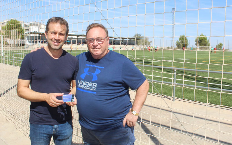 Julio Millán recibe el carnet de socio del Atlético Jaén