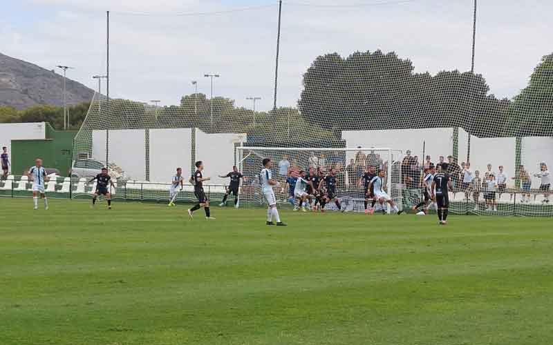 El Mancha Real cede su primera derrota ante el Torremolinos