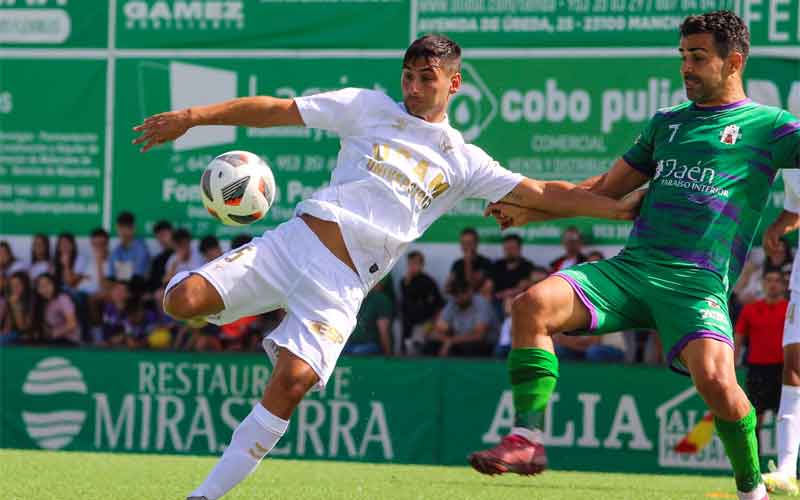 El Atlético Mancha Real suma un valioso empate ante UCAM Murcia