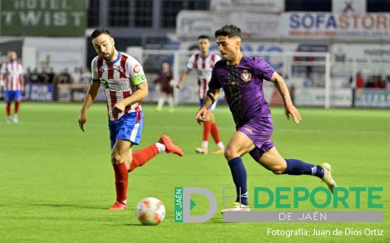 Un gol de Óscar Lozano decide un intenso derbi entre UDC Torredonjimeno y Real Jaén