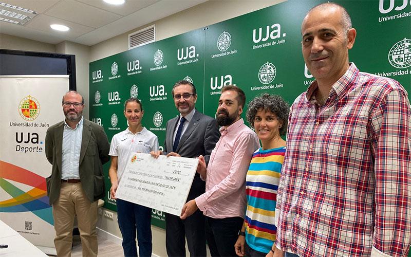 La UJA entrega a ALCER Jaén la recaudación obtenida en la VI Carrera Solidaria