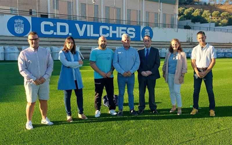 El campo de fútbol de Vilches estrenará nueva iluminación y césped artificial
