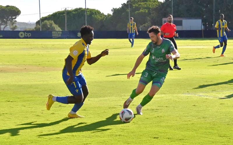 El Atlético Mancha Real lo intenta hasta el final pero sale derrotado de Cádiz