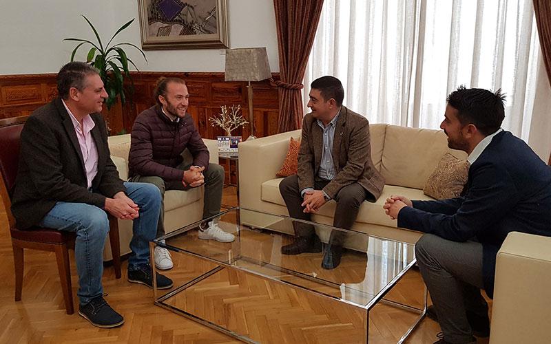 Francisco Reyes recibe a José Ángel Fernández ‘Canales’ tras su cuarto puesto en el Mundial de Carreras de Montaña