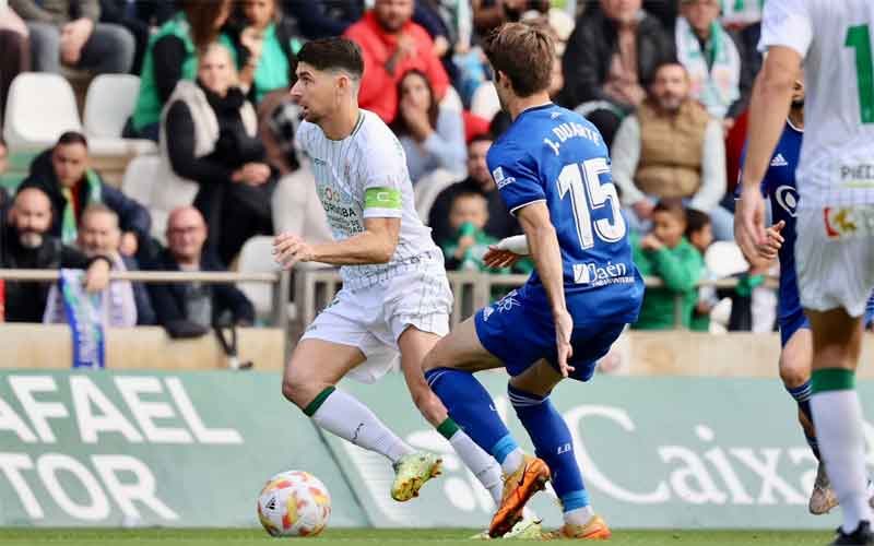 El Linares da la cara pero cae ante el Córdoba en el duelo por el liderato