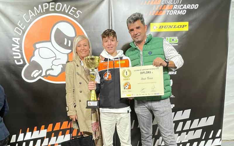 Jesús Torres recibe su diploma de campeón de España de Cuna de Campeones