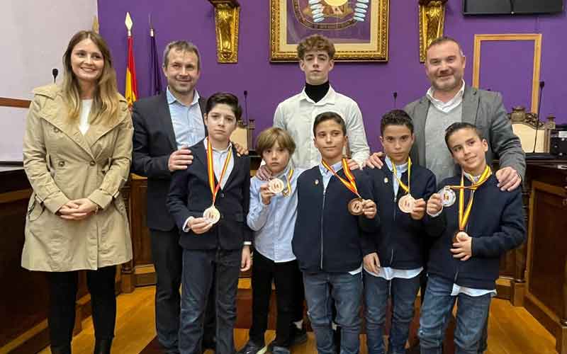 Julio Millán recibe a los alumnos del Club Taekwondo Kimte´s tras su éxito en el Campeonato de España