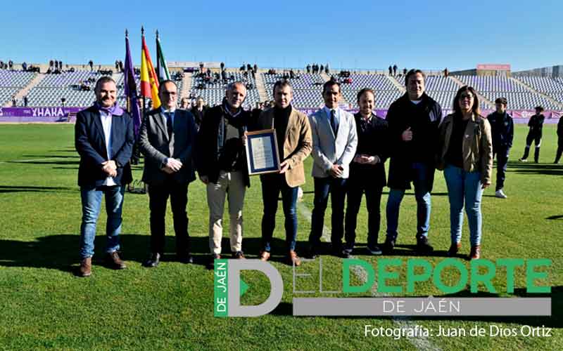 El Real Jaén ofreció ante su afición el Certificado del Rey Felipe VI que certifica el título de Real Club de Fútbol