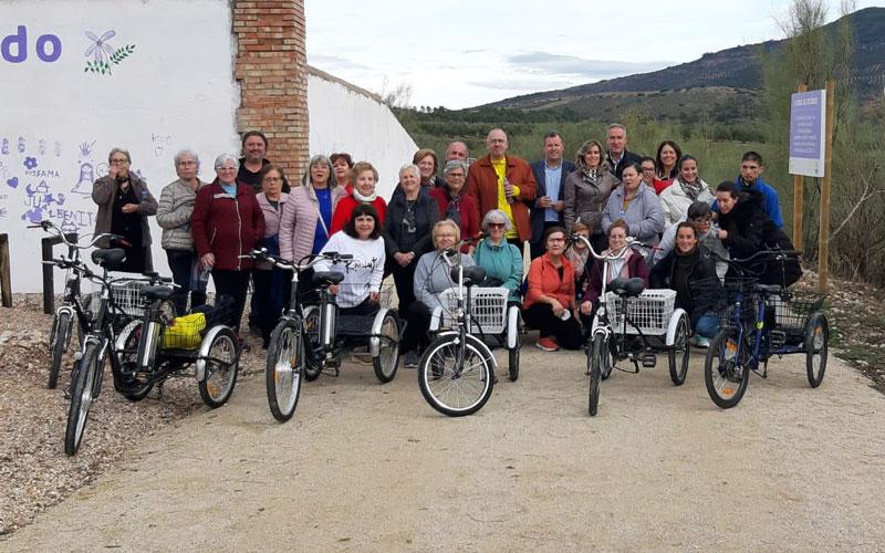 Una treintena de personas participan en actividades deportivas en el Camino Natural Vía Verde de Segura