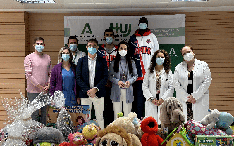 El Jaén CB entrega los juguetes de su campaña solidaria en el Hospital Ciudad de Jaén