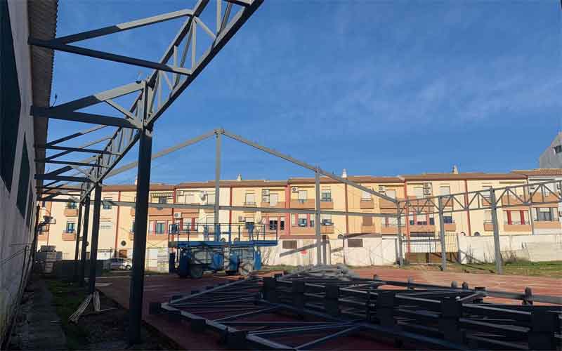 Avanza la instalación de la nueva cubierta en la pista polideportiva de Baeza