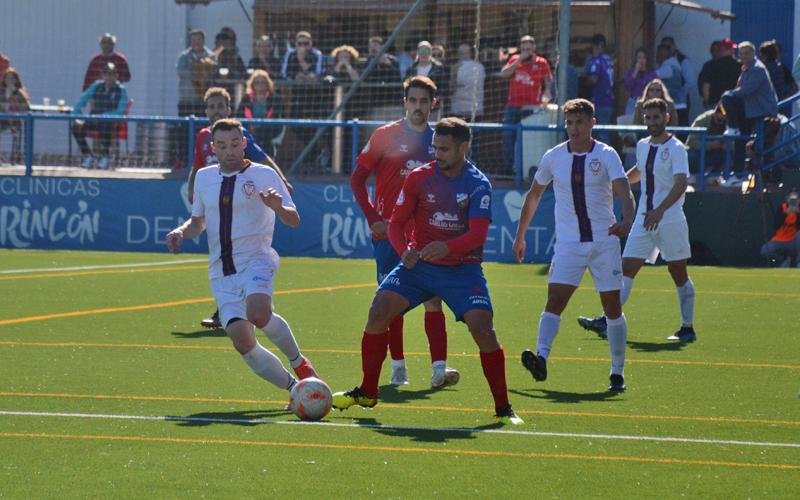 El Real Jaén cae ante el Torre del Mar y aprieta la lucha por el liderato