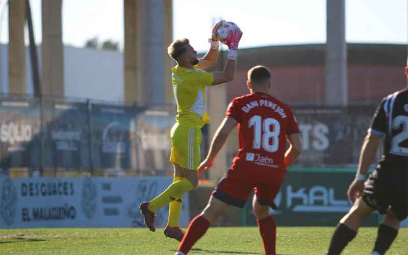 Ernesto salva un ajustado triunfo del Linares Deportivo ante la Balona