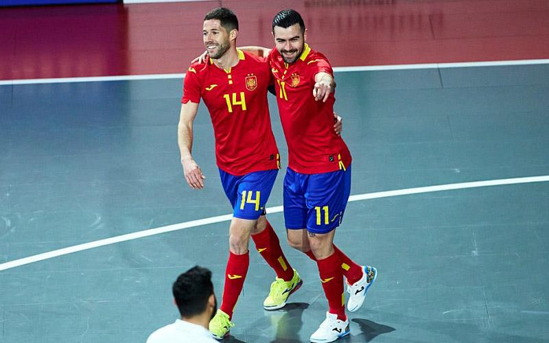 Chino y Antonio Pérez participan en la goleada de España a Chipre