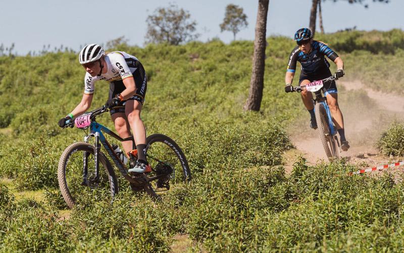 Irina Luetzelschwab y Katazina Sosna ganan la contrarreloj y son nuevas líderes de la Andalucía Bike Race