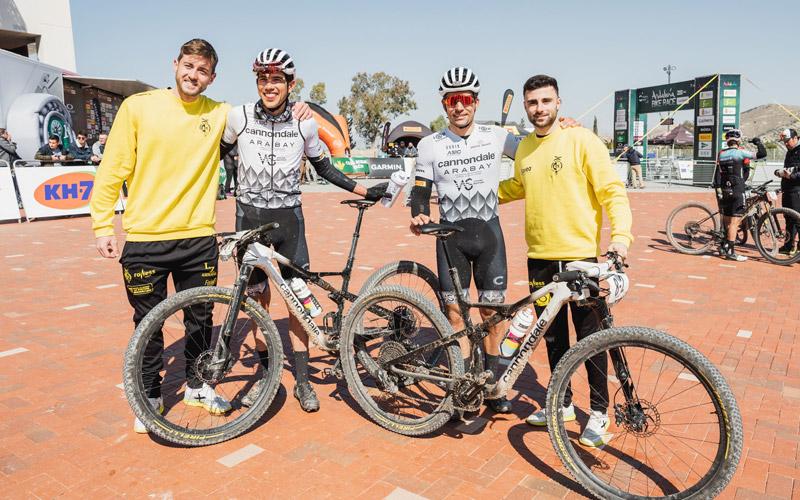 Los campeones de España intercambian sensaciones con los ciclistas en Andalucia Bike Race