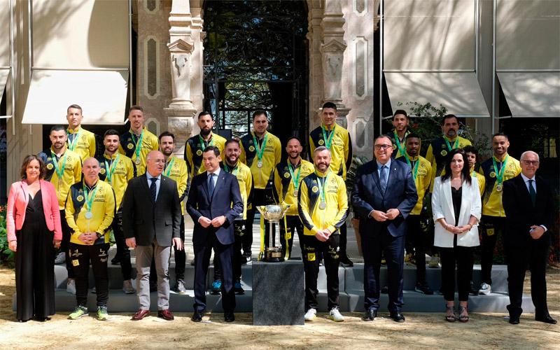 Juanma Moreno recibe al Jaén FS tras proclamarse campeón de la Copa de España