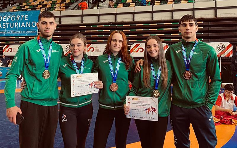 Cinco medallas para el Club Power de Torredelcampo en el Nacional sub-20 de lucha