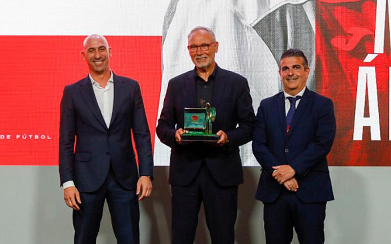 Miguel Álvarez, galardonado en los Premios ‘Ramón Cobo’