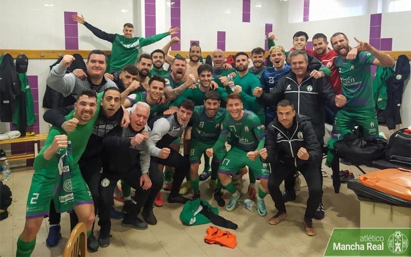 El Atlético Mancha Real vuelve a saborear una victoria tras imponerse al San Roque de Lepe