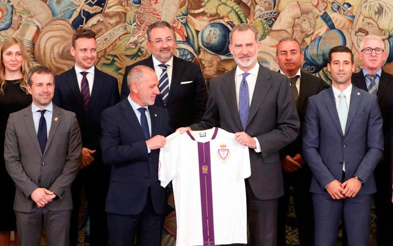 El Rey Felipe VI recibe a una representación del Real Jaén en La Zarzuela