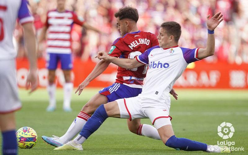 El Eibar de Corpas sigue líder a pesar del empate en Granada