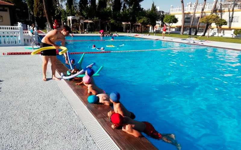 El Ayuntamiento de Martos abre plazo de inscripción para los cursos de natación de verano
