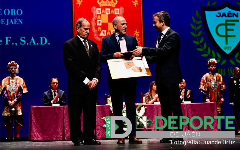 El Real Jaén recibe la Medalla de Oro de la Ciudad