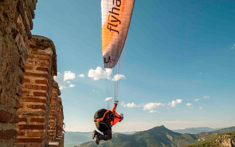 La exhibición de parapente en el castillo de Segura de la Sierra vuelve al FIA ‘El Yelmo’