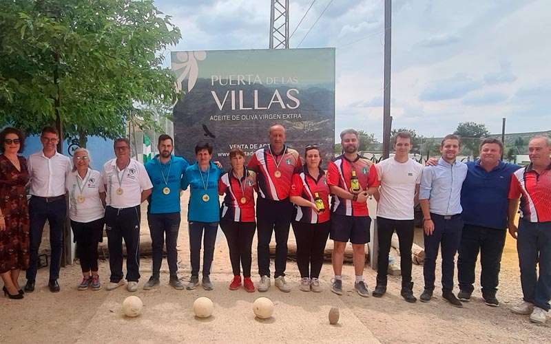 Estrella Martín y Francis Gómez dominan el Regional de Parejas Mixtas de Bolo Andaluz