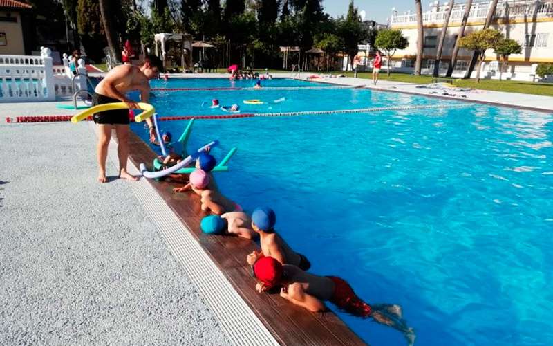 Comienzan los cursos de natación en la Piscina Municipal Bellavista de Martos