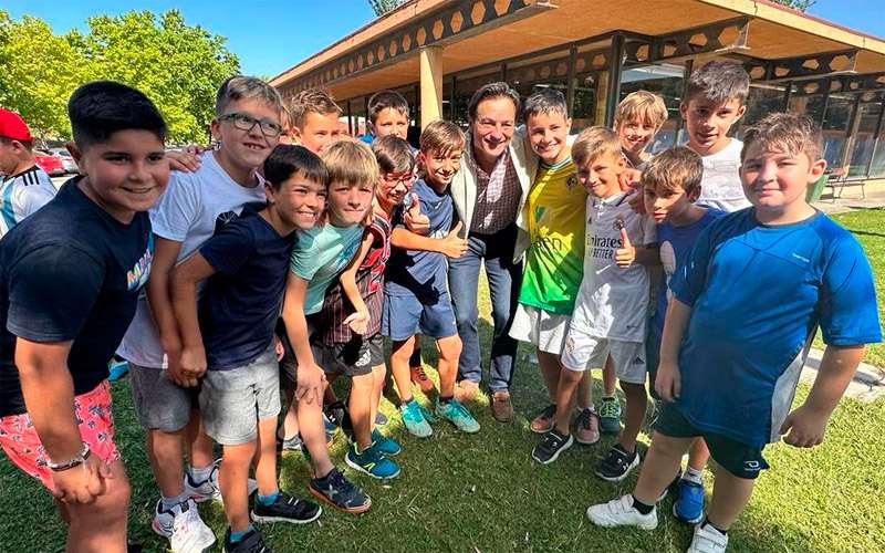 Agustín González visita a los menores que participan en las Escuelas de Verano